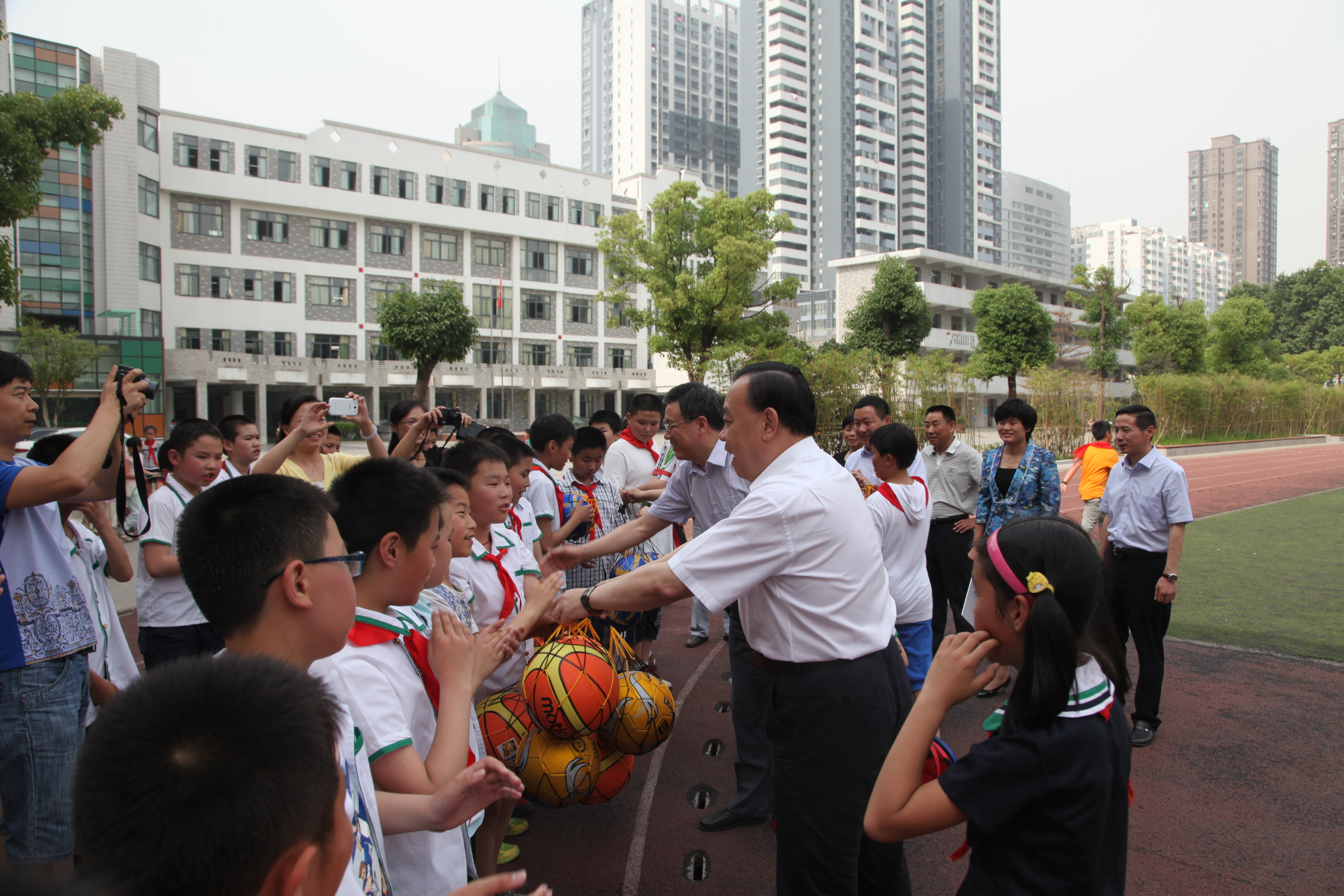 ���˴������μ�ΰο��